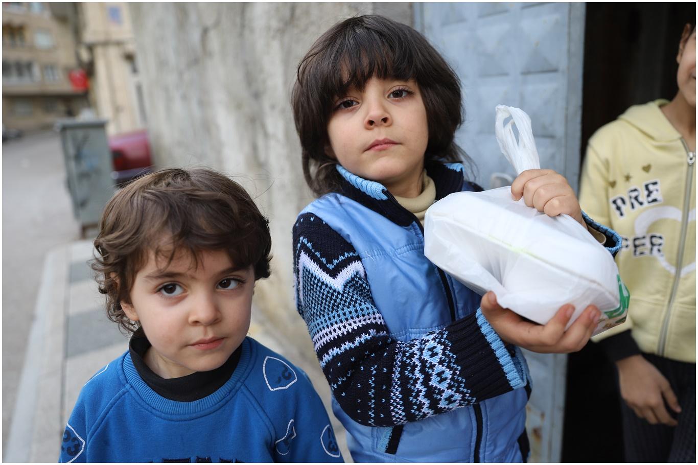 Kilis'te bin 500 yetim aileye iftariye verilip çocuklara oyuncak dağıtıldı